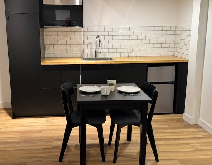 Bright Modern Studio Near Commercial Drive - Vancouver