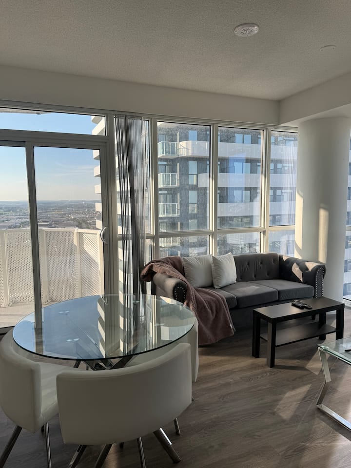 Modern Luxury Furnished 1 Br & Den Condo Sleeps 3 - Vaughan