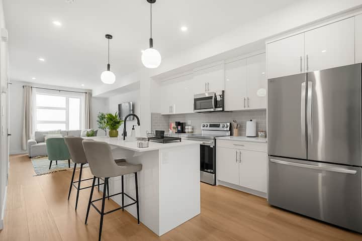 Ucalgary Modern Townhouse | Balcony Suite - Calgary