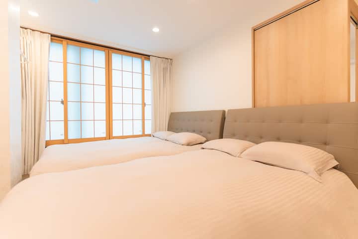 La luz natural entra por las grandes ventanas, por lo que durante el día es un espacio luminoso y abierto, y por la noche, al cerrar las cortinas, puede disfrutarlo como un espacio privado y tranquilo. Es un espacio amplio que pueden utilizar cómodamente familias, parejas o amigos, y en el que pueden relajarse y descansar después de disfrutar del turismo y las compras. También está equipado con aire acondicionado, por lo que puedes disfrutar de una estancia cómoda en cualquier época del año.