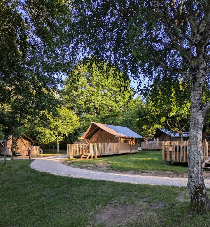 Tente Trappeur Plus | Huttopia Domaine Du Lac - Lac d'Aiguebelette