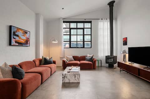 Successful Airbnb property: Converted Warehouse Townhouse in Collingwood