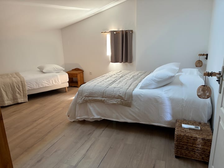 Dhoma e gjumit nr. 1: 1 krevat dopio "queen size" dhe 1 krevat tek