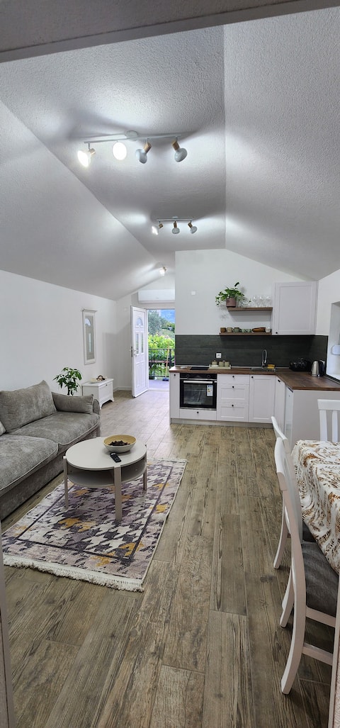 Top performing Airbnb: Garden view in Gornja Lastva