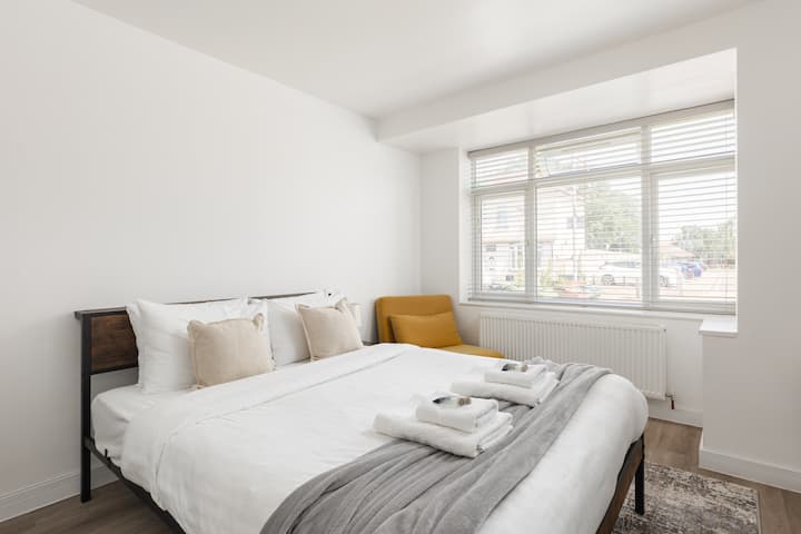 New! Cosy 1br Flat W/desk In Dagenham - Romford