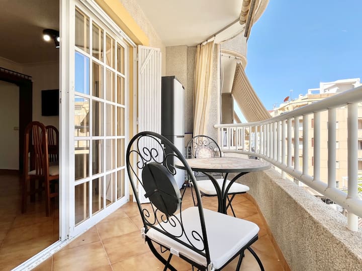 Inviting Apartment Just Steps From Los Locos Beach - Torrevieja