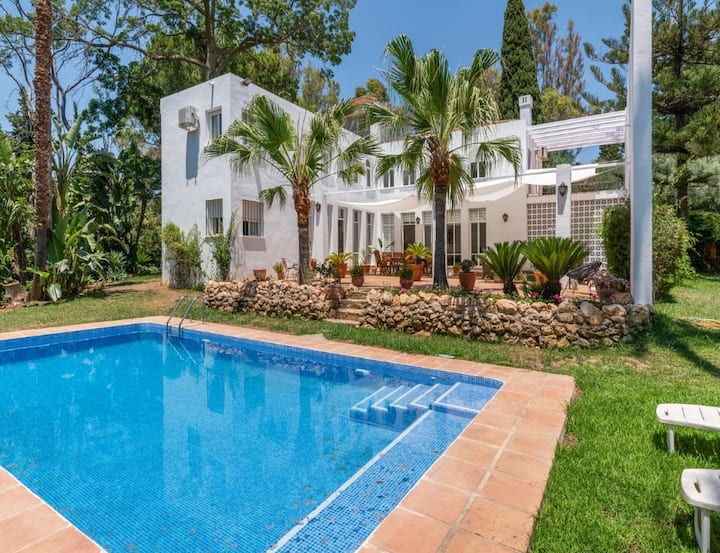 Magnífica Villa 5 Dormitorios Con Piscina Privada - Marbella