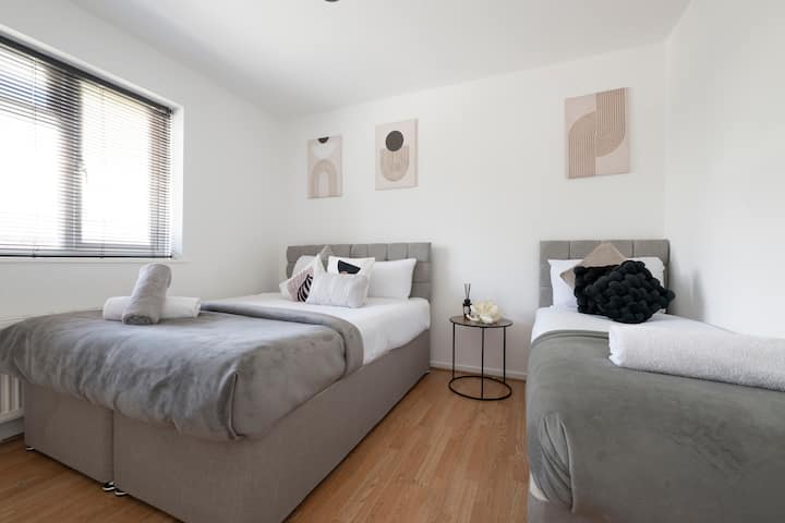 Lux London Home | Free Parking | Near Station - Barking