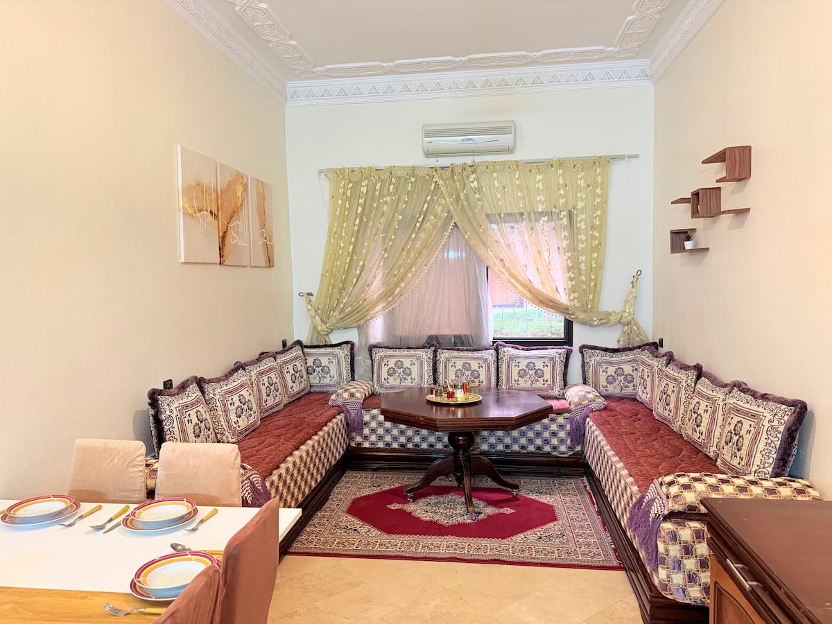 Salon marocain de l'appartement Atlas Garden avec jardin et piscine à Marrakech