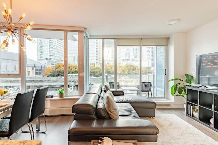5-min Walk To Bc Place, King Bed + Pool & Gym - 밴쿠버