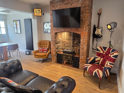 Top Airbnb: Brand New! Pop Culture! Chester Centre. Sleeps 6 in Chester Castle