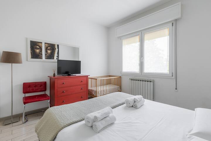 Ampia camera matrimoniale con spazio dedicato ai più piccoli grazie alla culla disponibile gratuitamente.
