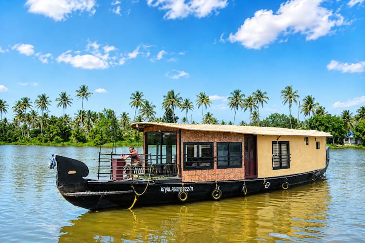 Blue Horizon -1br | Houseboat | Meals By Homeyhuts - Kumarakom