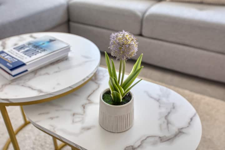 Rehatohu në dhomën e ndritshme të ndenjes me divan të rehatshëm, ambiente të brendshme elegante dhe TV për momente relaksi gjatë qëndrimit tënd në Maltë. Shijo një hapësirë të rehatshme të krijuar për të parë shfaqjet e tua të preferuara, për t'u çlodhur ose për të kaluar kohë cilësore së bashku.