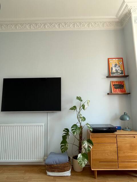 Top performing Airbnb: Bright Edinburgh flat with Arthur’s Seat views in Leith