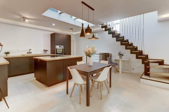 Слика 1 од „Bright Garden Room“