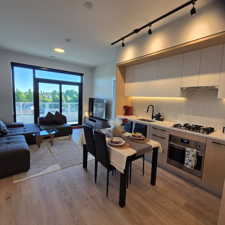 Bright 2-bedroom Condo With Balcony - Vancouver