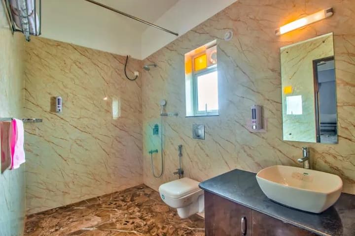 Full bathroom image 1