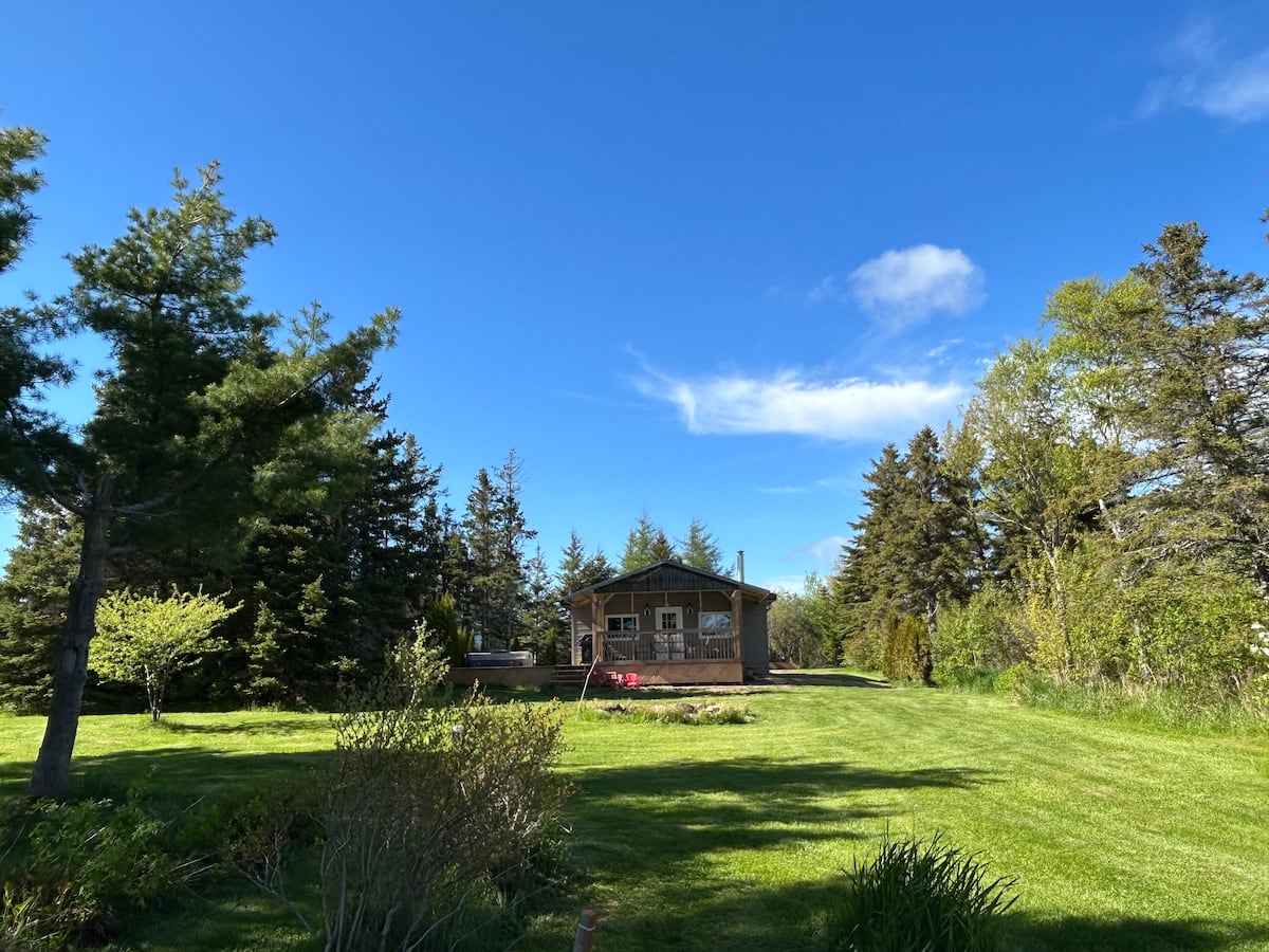 Wide green lawn around the cottage