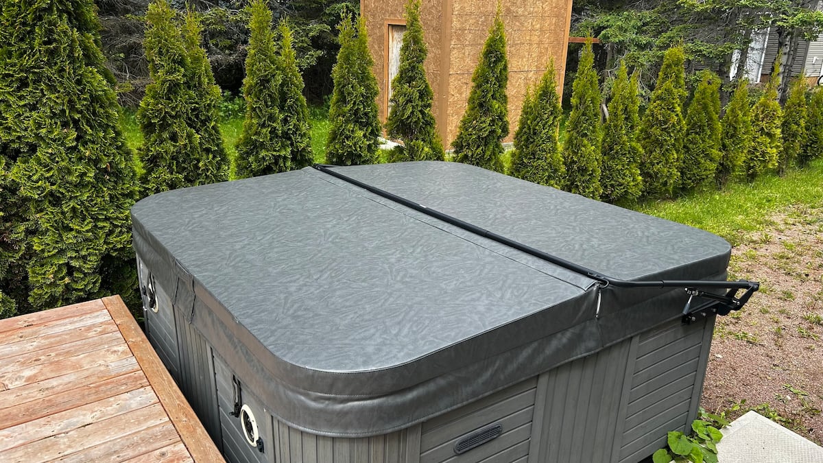 Hot tub beside the hedge