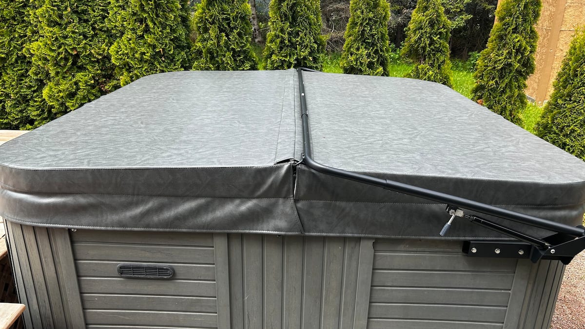 Hot tub cover closed