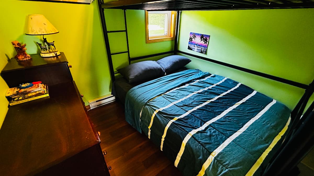 Bunk room with double bed