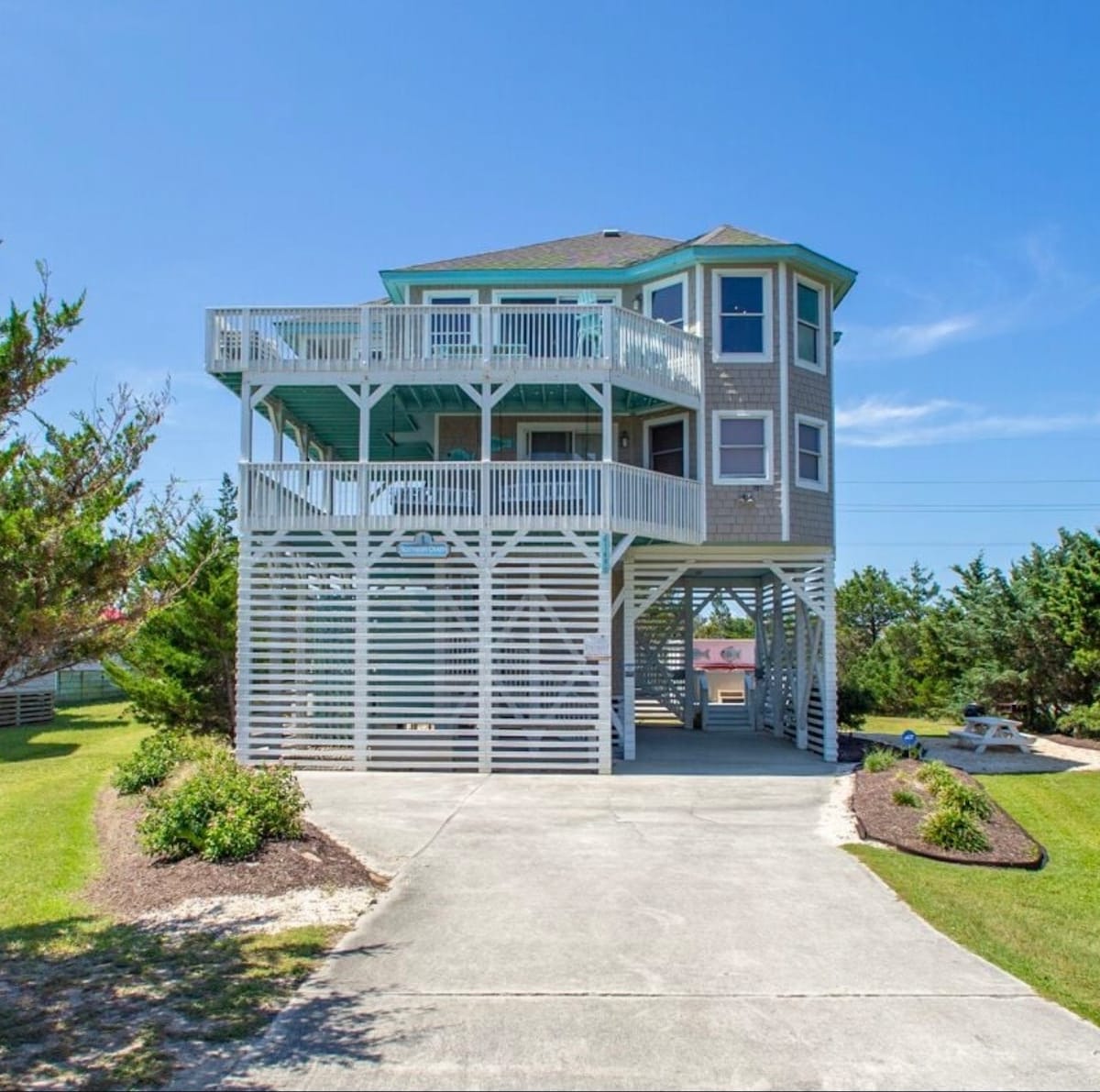 HGTV inspired semi oceanfront 4bed beach cottage