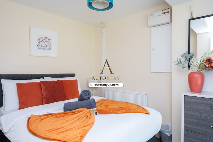Large 4 Bed, Perfect For Long / Business Stays - Horsham
