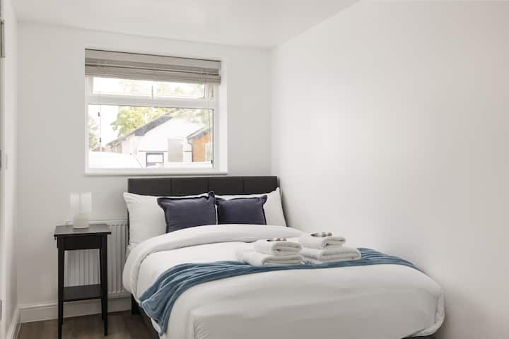 New! Modern Studio In Dagenham - 롬퍼드