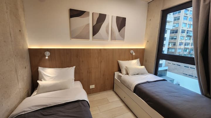 Un dormitorio cómodo, tranquilo y diseñado para garantizar un descanso reparador. Cuenta con una cama confortable, ropa de cama de calidad, amplio espacio de guardado, aire y excelente iluminación.