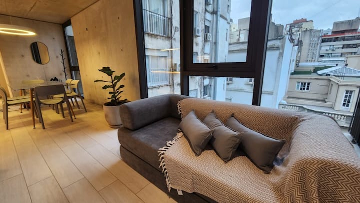 Espacio amplio, moderno y muy luminoso, ideal para relajarse después de recorrer la ciudad o compartir momentos en grupo. Cuenta con un cómodo sofá, Smart TV, aire acondicionado frío/calor, WiFi de alta velocidad