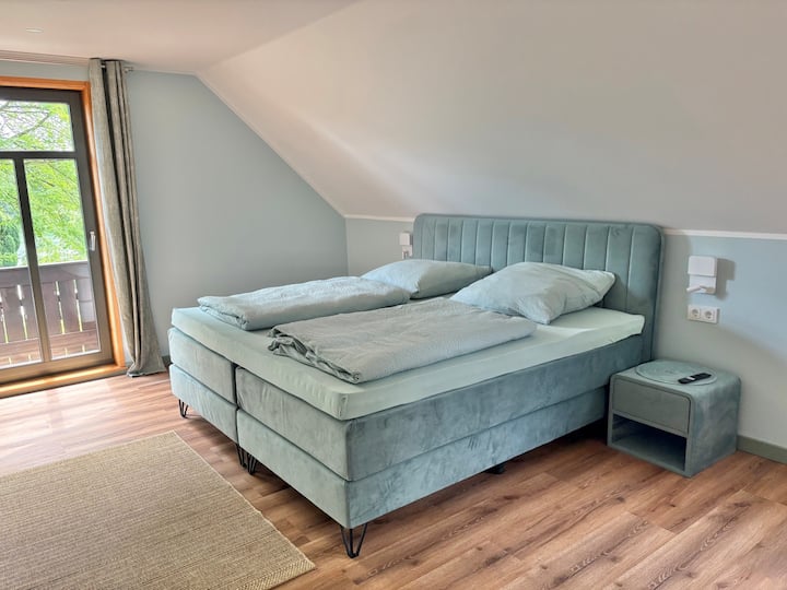 Schlafzimmer 1