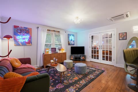 Successful Airbnb property: Downtown Apartment, Parking, King Bed, Sleeps 4! in Eureka Springs