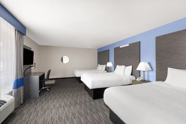 3 Queen Suite |Travelodge Anaheim| Free Breakfast - Anaheim, CA