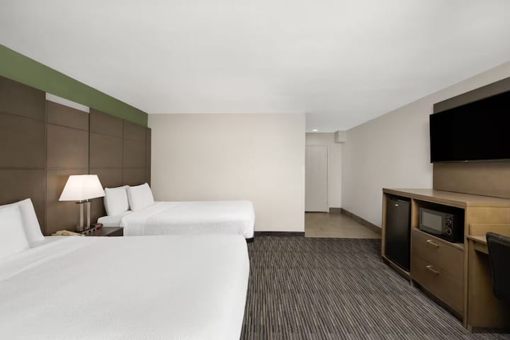 2 Queen + Sofa | Travelodge Anaheim | Parking - Anaheim