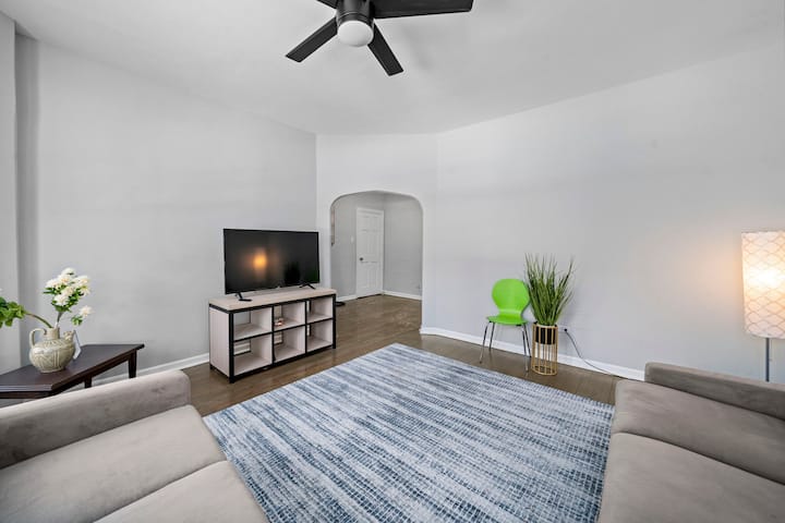 Cozy Woodlawn Garden Apt - Chicago, IL