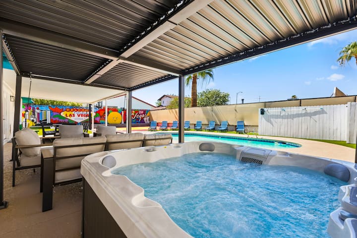 Pool  Hot Tub  Mini-golf  Game Room  26 Guests - Henderson