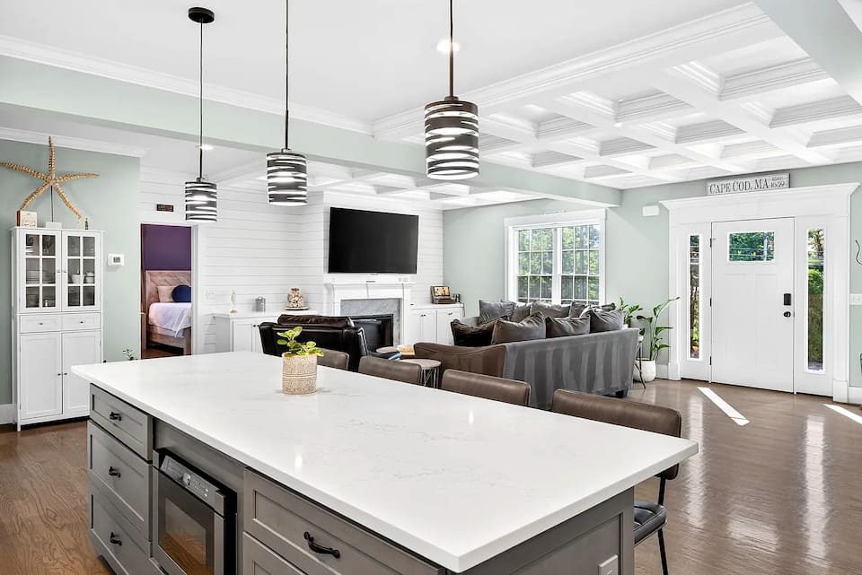Granite countertops and hardwood floors