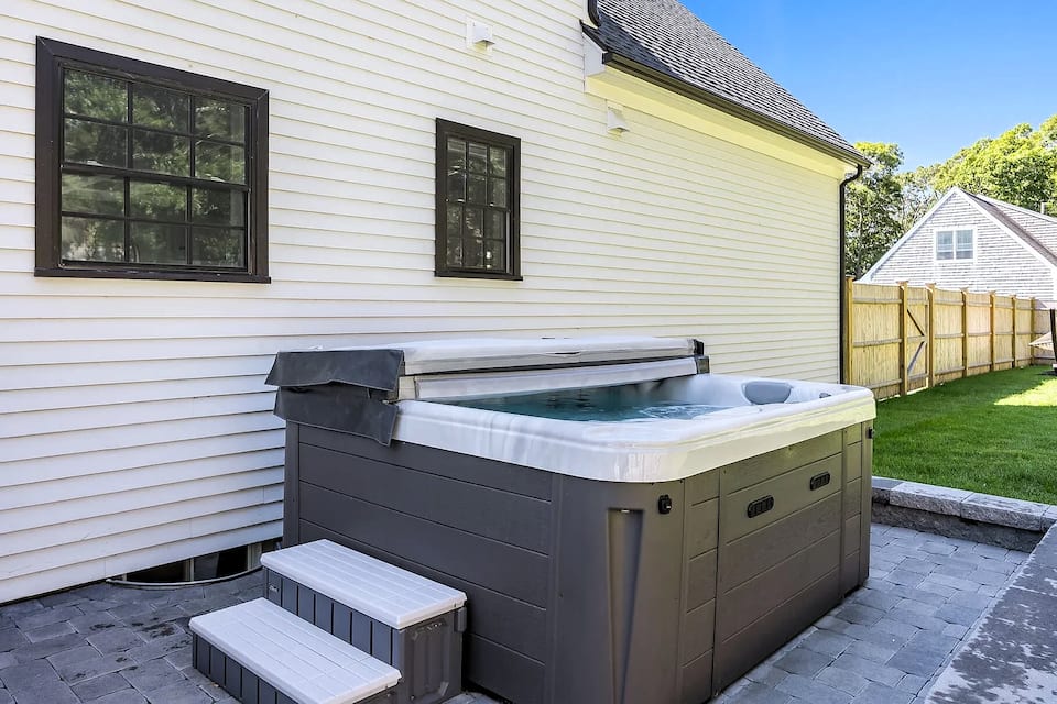Hot tub for six