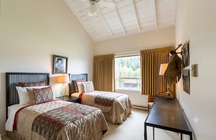 2 twin beds, South wing