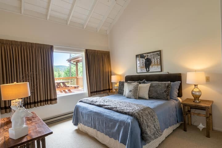 North wing king bed