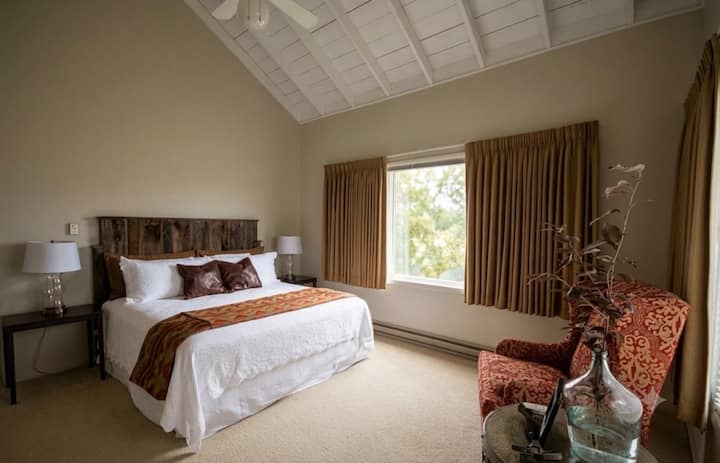 King bed with en suite bathroom, South Wing