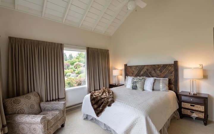 North wing king bed