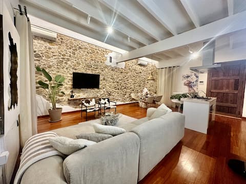 Popular Airbnb listing: Casaklod ibiza center close to the beach. in Eivissa