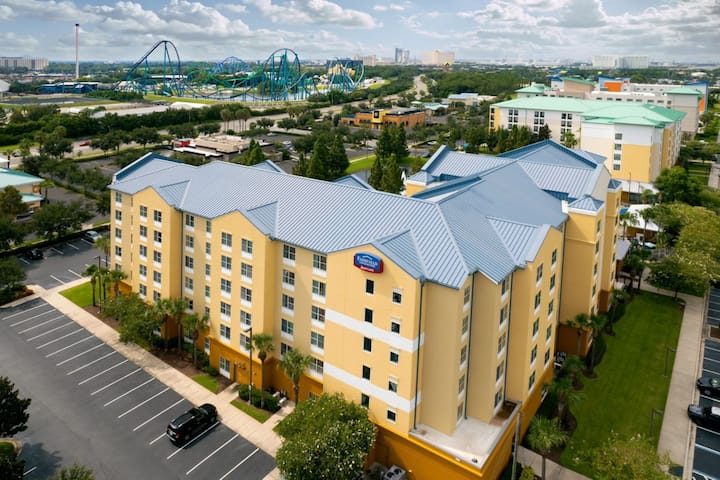 Seaworld Steps Away | Pool. Dining. Free Breakfast - Orlando, FL