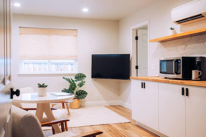 Private Guesthouse W/ Yard, Santa Fe Arts District - Denver, CO