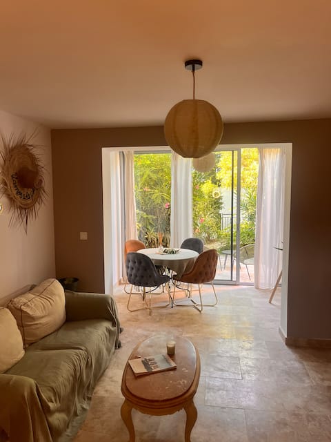Top performing Airbnb: Elegant 1-bedroom apartment with garden • Beach 300 m away • 2 parking spaces in Sausset Les Pins