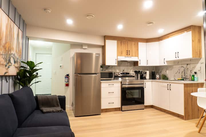 Bright Modern Guest Suite | Private Entrance - Calgary