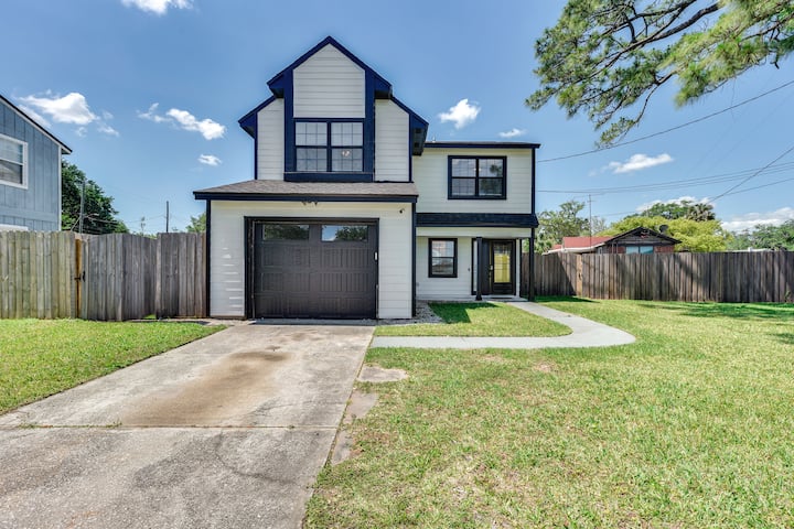Walk To Trout River Pier: Modern Home W/ Yard - Jacksonville, FL