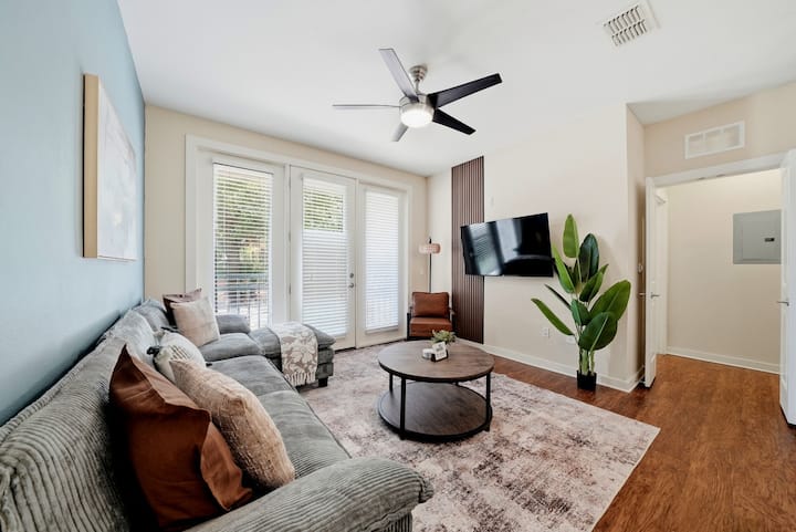 Stylish 2br Retreat W/ Pool, Bbq & Gym - Tampa, FL